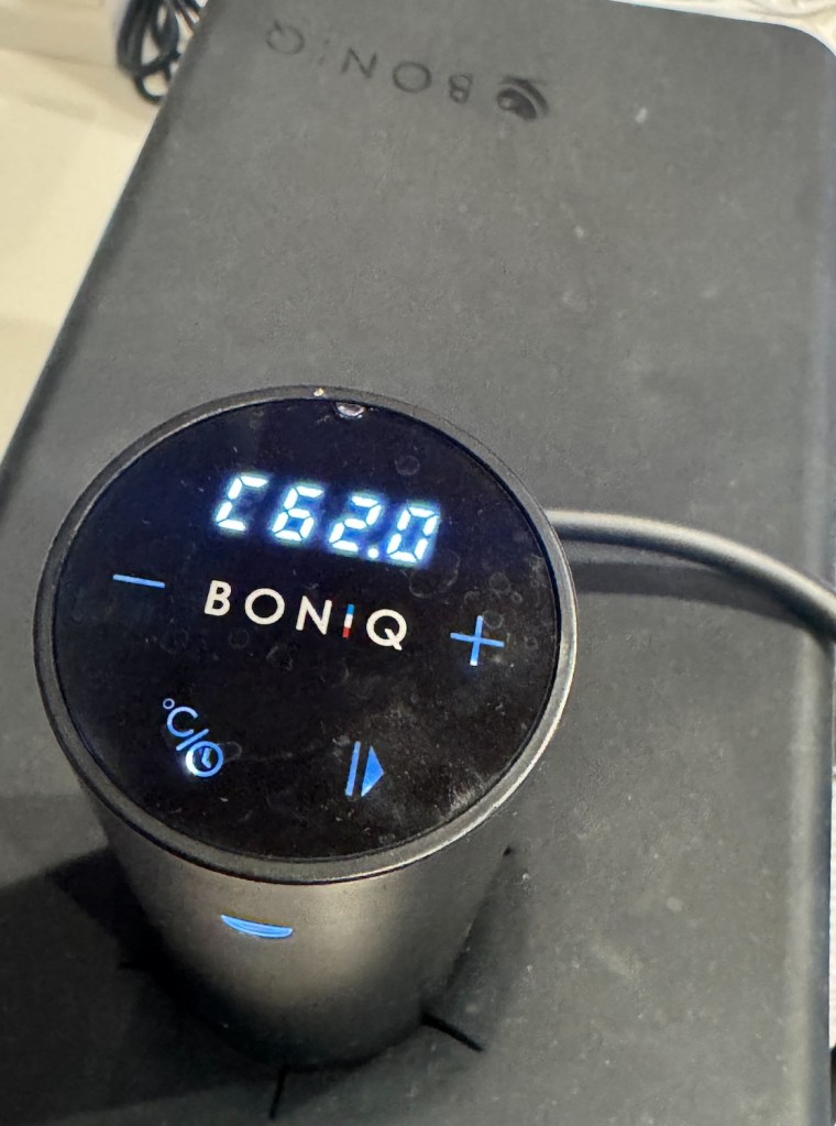 低温調理器BONIQを使用してサラダチキンを調理している様子。専用のコンテナにBONIQをセットして62.0℃で放置している。